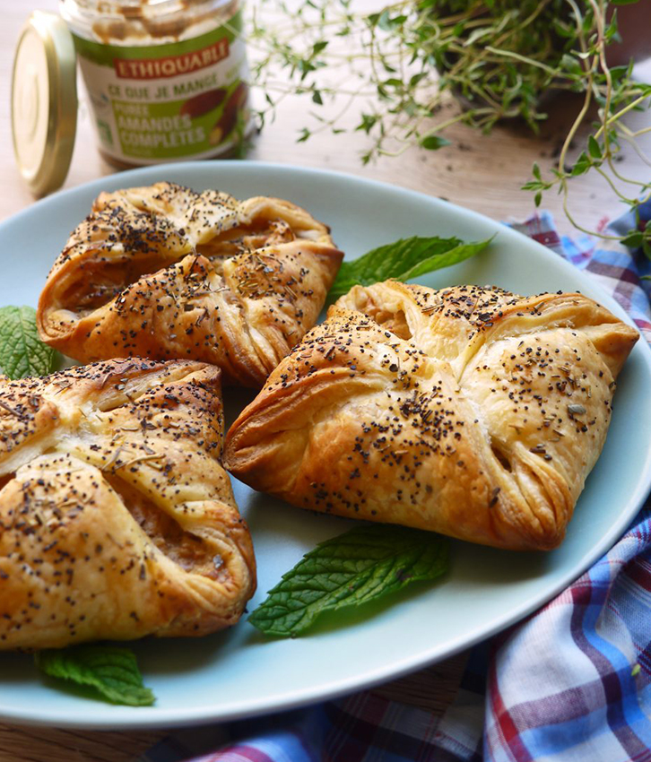 Cuadrados de hojaldre  veganos con repollo puntiagudo, almendra y romero