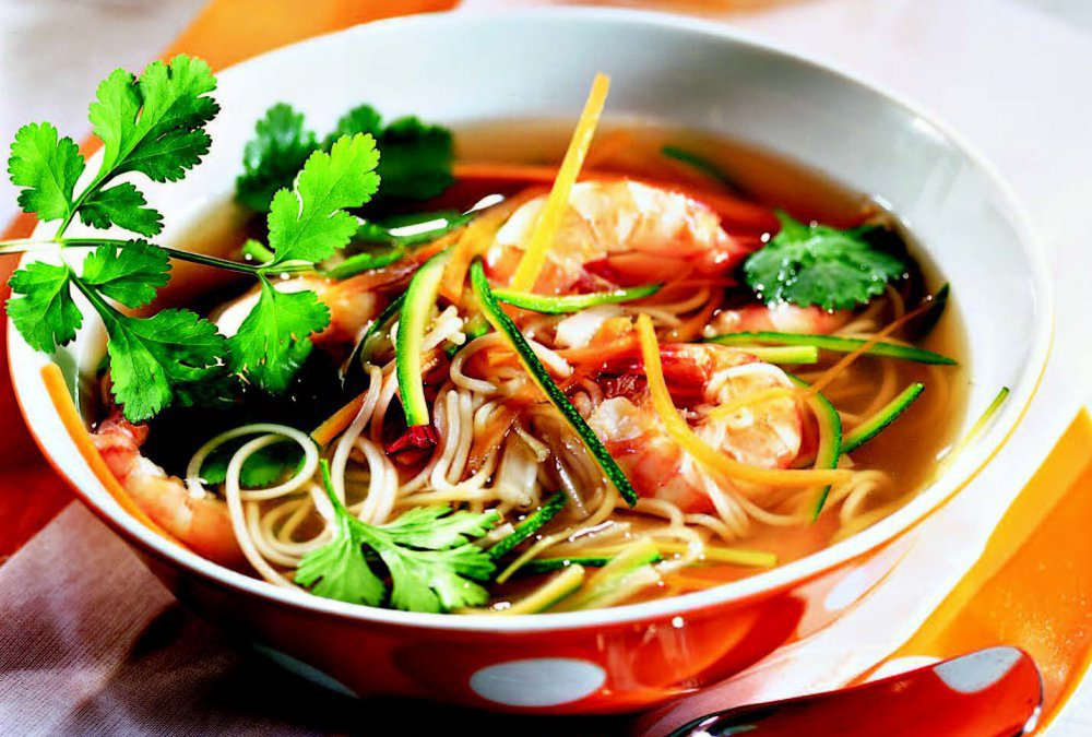 Fideos chinos con té y gambas