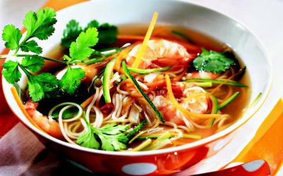 Fideos chinos con caldo de gambas y té verde