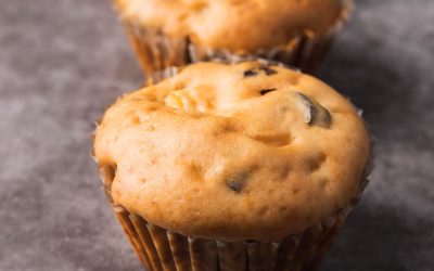 Muffin con crema de cacahuetes y corazón de chocolate