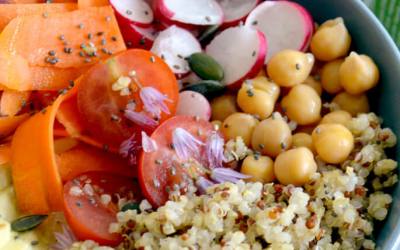 Ensalada de quinoa con garbanzos y tomates