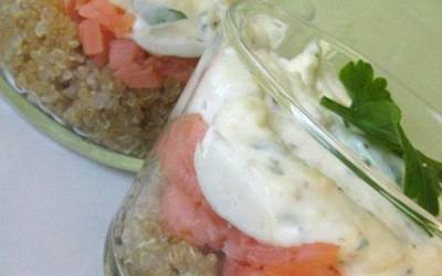 Verrine de quinoa, salmón ahumado y mousse de almendras