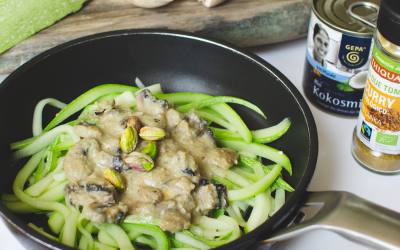 Tallarines de calabacín con almendras y champiñones