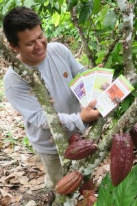Arbel enseña orgulloso tabletas de chocolate Arbel