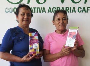 Dos representantes del Comité de Mujeres de Oro Verde Dos representantes del Comité de Mujeres de Oro Verde