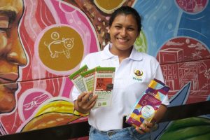 Prince del Carmen Marina Ramírez posa con productos de comercio justo Prince del Carmen Marina Ramírez posa con productos de comercio justo